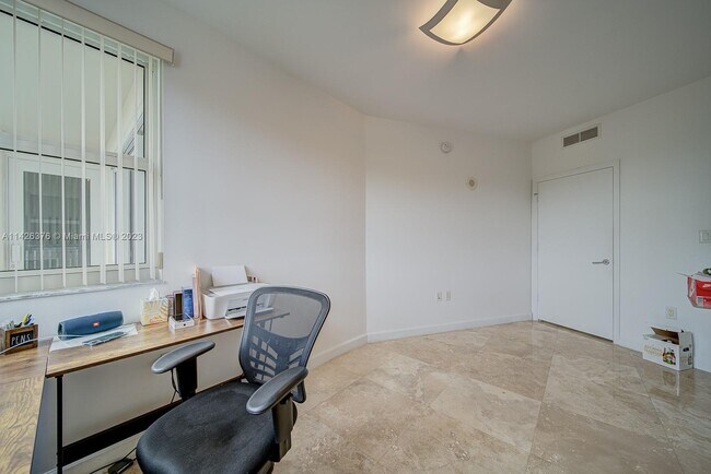 Building Photo - 19900 E Country Club Dr
