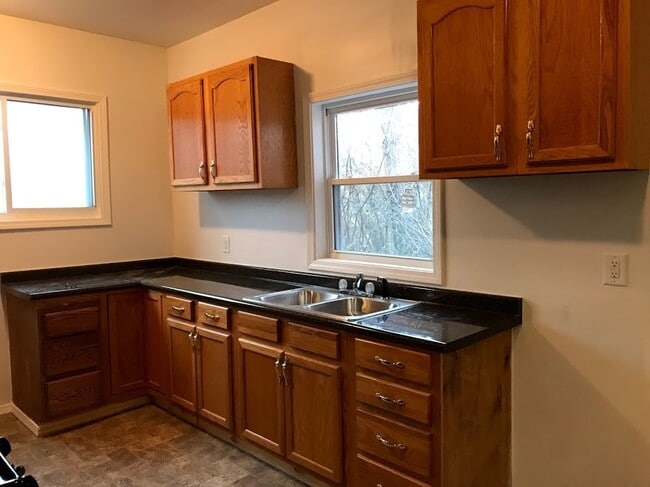 Building Photo - 423 Parade St