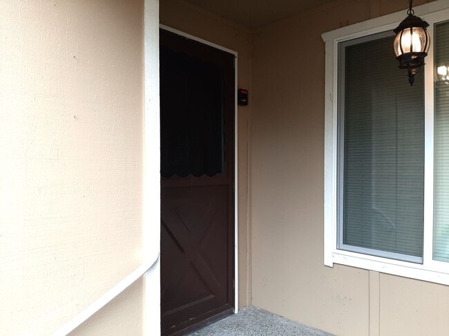 Building Photo - University Place Gem! 2 bedroom with Fireplace!