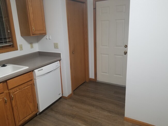 Building Photo - 5695 Wilshire Dr