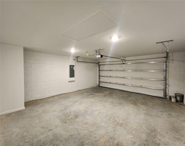 Building Photo - 5130 Magnolia Palm Dr