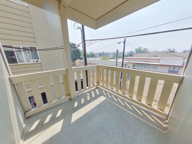 Building Photo - 762 E 17th Ave