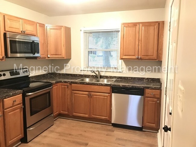 Building Photo - Great Brick Home with a Private Back Deck!