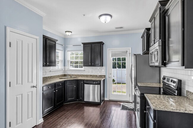 Building Photo - 2031 Hemlock Dr