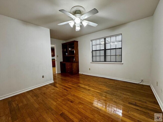 Building Photo - 4/2.5 PG Townhouse Available