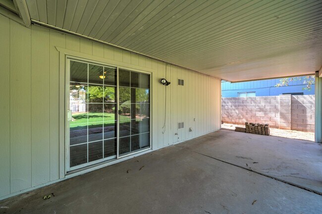 Building Photo - 5945 S Palm Dr