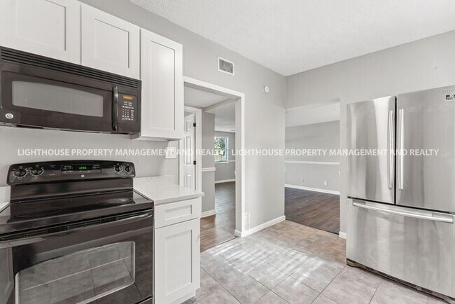 Building Photo - Spacious 3 Bed/1 Bath Home with Fenced Yar...