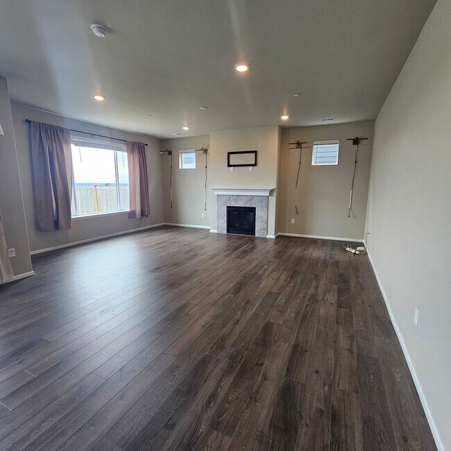Building Photo - Beautiful 4-Bedroom Home with Spacious Loft, Fenced Yard & More!