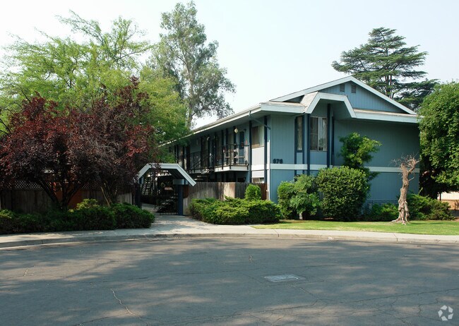 Primary Photo - 976 E Terrace Ave