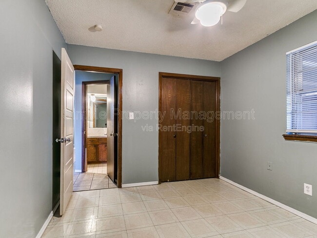 Building Photo - 2205 Donna Dr