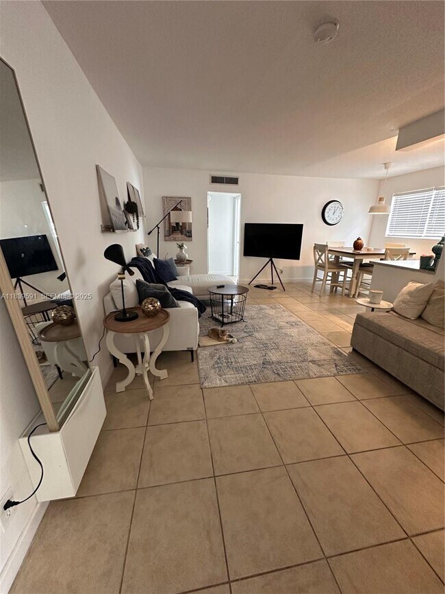 Building Photo - 1100 NE 1st Ct