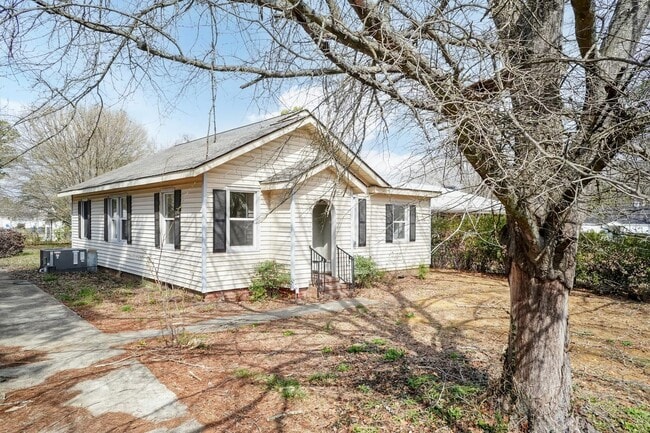 Building Photo - Gorgeous Three Bedroom Home!
