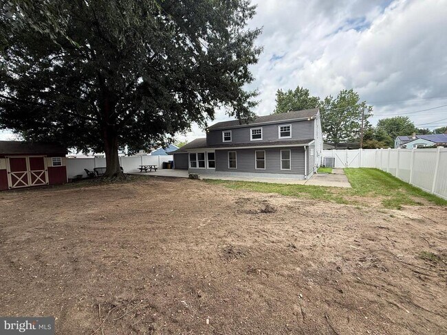 Building Photo - 417 Greenview Dr
