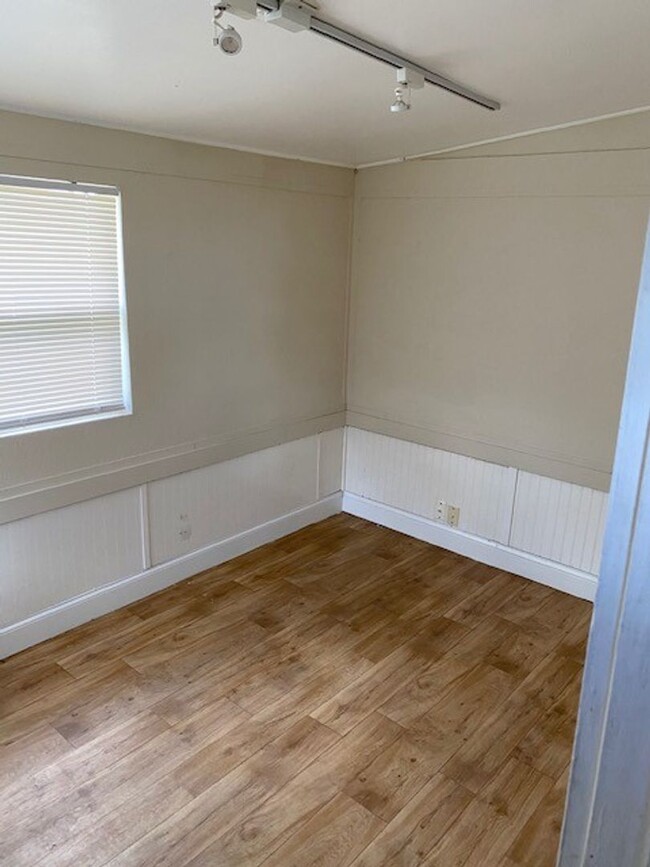 Building Photo - One bedroom with additional bonus room!! H...