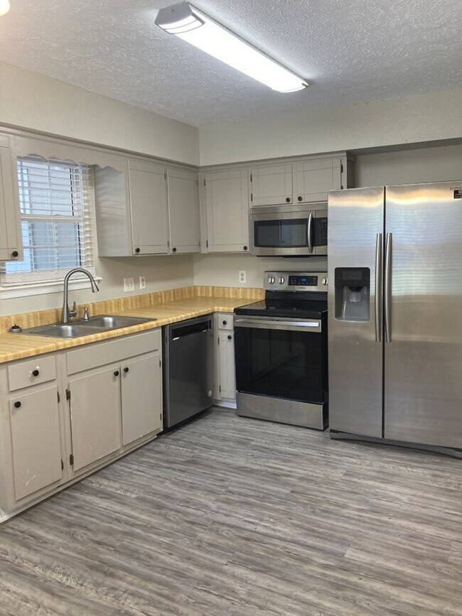 Building Photo - 4731 Cascade Dr