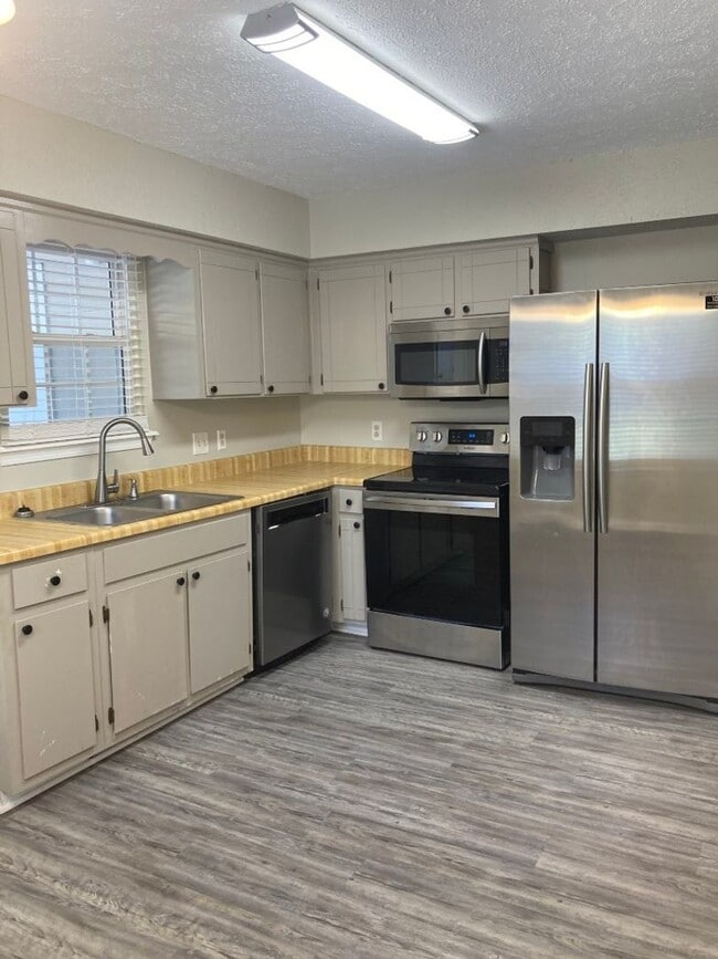 Building Photo - $500 off this Cute Townhome.  Move in by 08/15/2026