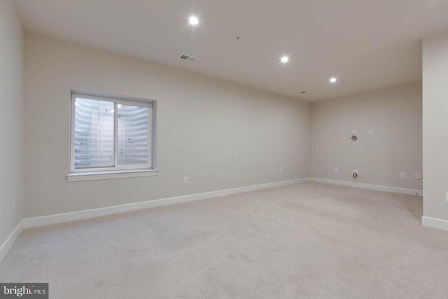 Building Photo - 8369 Meadowood Dr