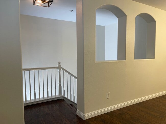 Building Photo - Cozy Town Home For Rent