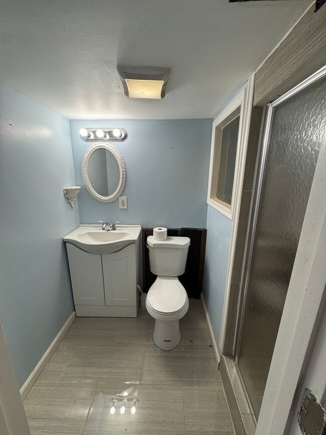 Building Photo - Charming 2 Bedroom 2 Bathroom House in Law...