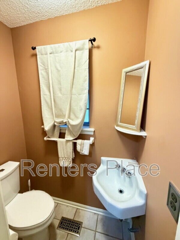 Building Photo - 5724 E 65th Pl