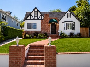 Building Photo - Beautiful Pet Friendly Home in Pasadena