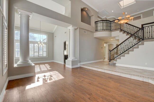 Building Photo - COMING SOON!! $1000 off 1st months Rent Guard-Gated Golf Course Living on the 14th Green!