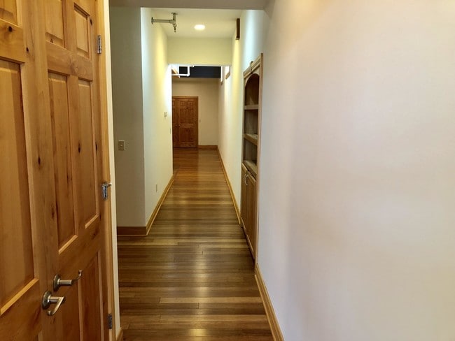 Building Photo - 905 Alley A