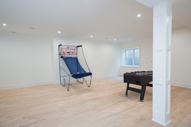 Building Photo - 126 Somerset Ave