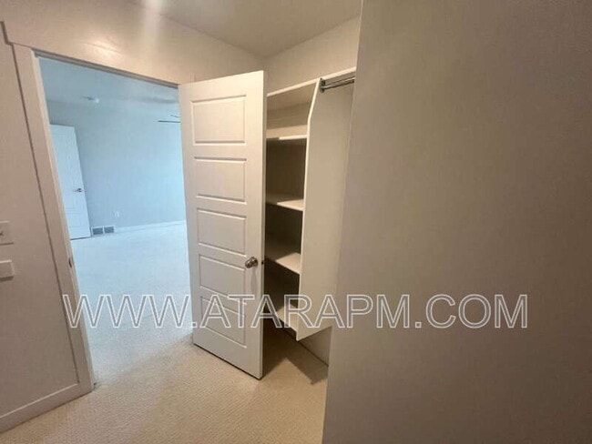 Building Photo - 1754 Oakwood Ln