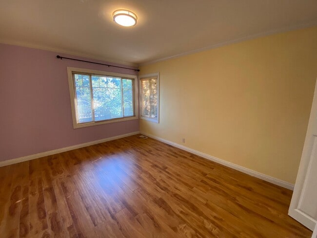 Building Photo - REDWOOD CITY - Beautifully Updated 3BR/2BA