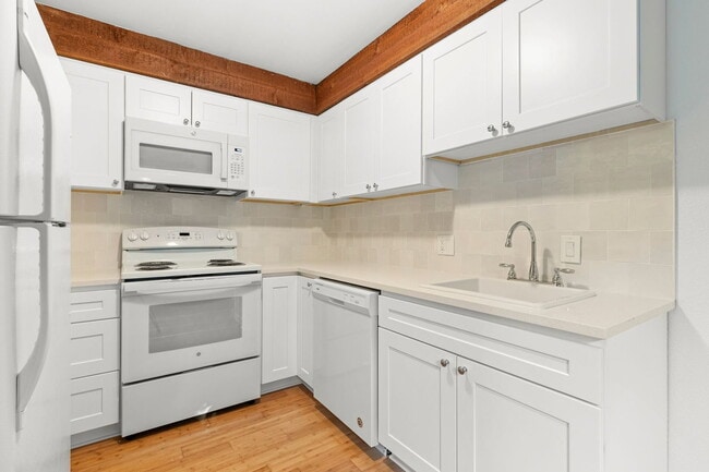 Building Photo - 6780 SW Canyon Terrace