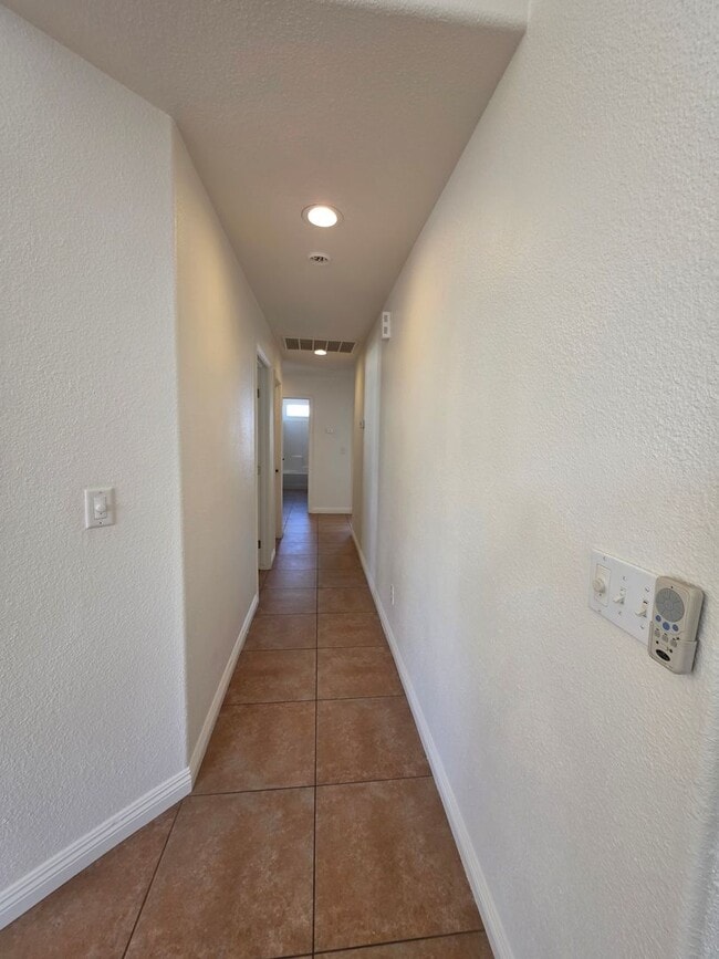 Building Photo - 4 bedroom 2 bathroom in NW Visalia!
