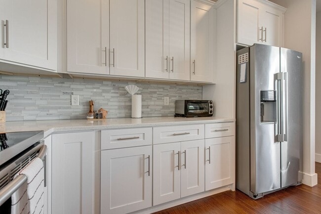 Building Photo - Available Now! 4 Bed, 3.5 Bath, Convenient...