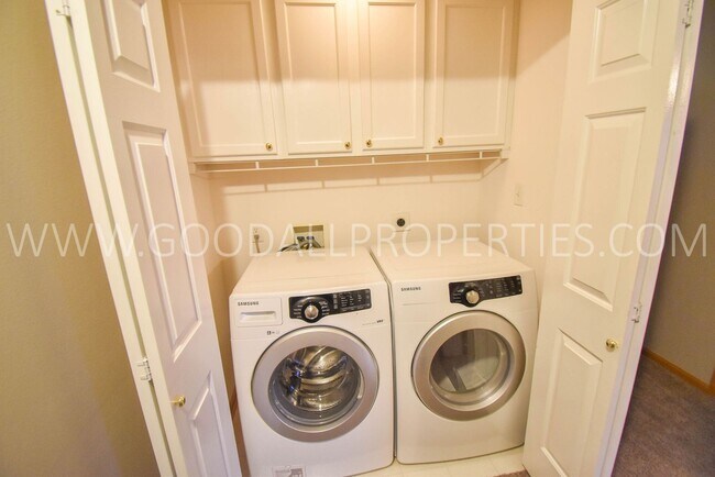 Building Photo - Beautiful 2 bedroom, 2 bath Town house in West Des Moines with 1-car attached garage