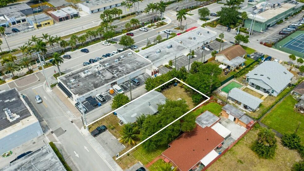 Building Photo - 1229 NE 35th St
