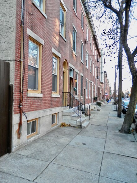 Building Photo - 302 Dickinson St