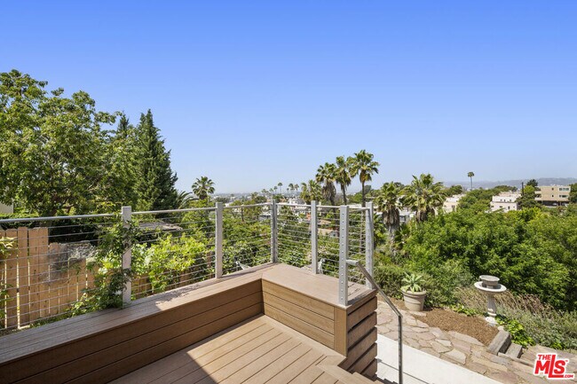 Building Photo - 931 Micheltorena St