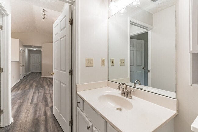 Building Photo - Three bedroom rental on Woodhaven Pl