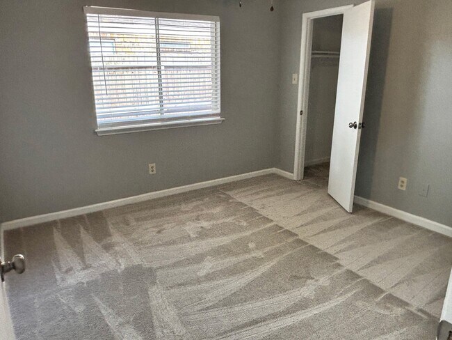 Building Photo - 815 Pebbleshire Dr