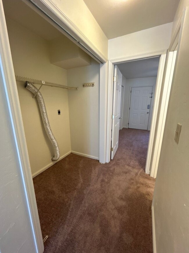 Building Photo - Sun-Filled 2/2 with Stainless Appliances & New Carpet