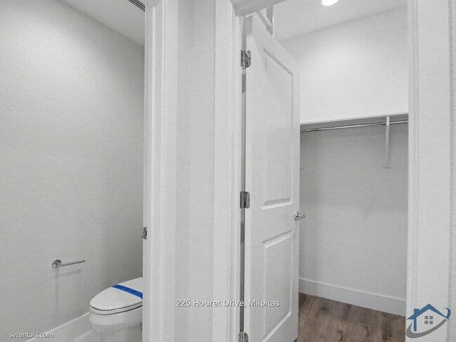 Building Photo - 225 Houret Dr