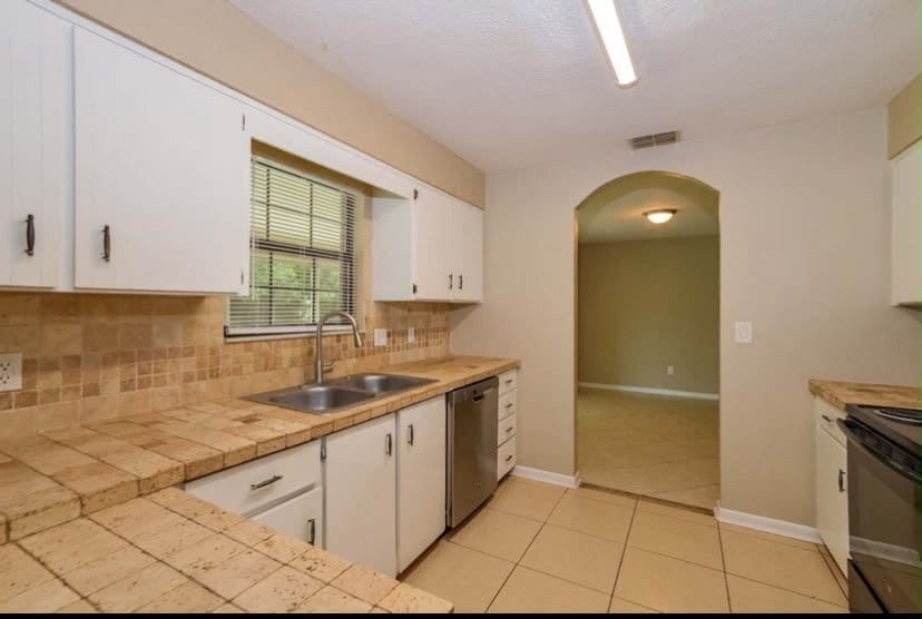 Building Photo - 884 Rayston St