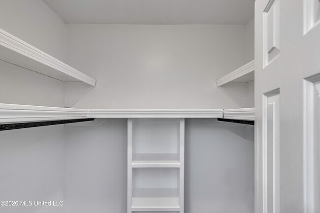Building Photo - 9 Treeway Dr