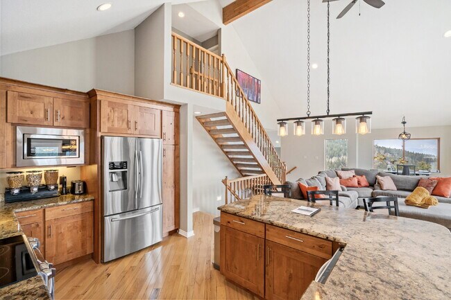 Building Photo - "Charming 3-Bed, 2-Bath Retreat Evergreen'...