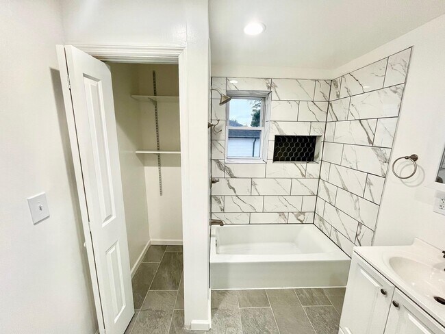 Building Photo - 1023 Bishop Evans Way