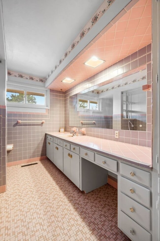 Building Photo - House Close To Campus!