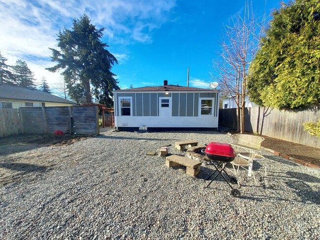 Building Photo - 2 bedroom 1 bath home with huge fenced in ...