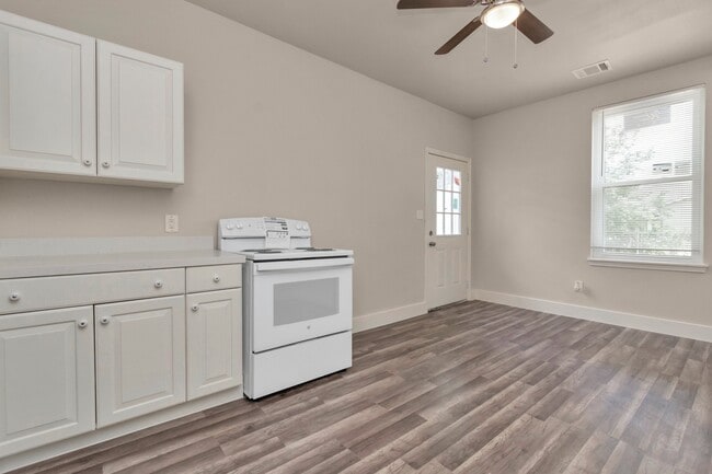 Building Photo - 211 Stiles St