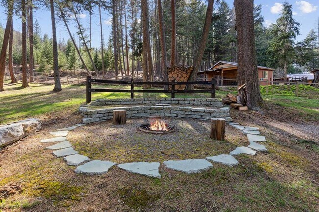 Building Photo - Lolo 4 bedroom, 2 bath, 2,520 Sq. Ft. home...