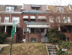 Building Photo - 7 Bed/ 4 Bath Townhouse walking distance t...